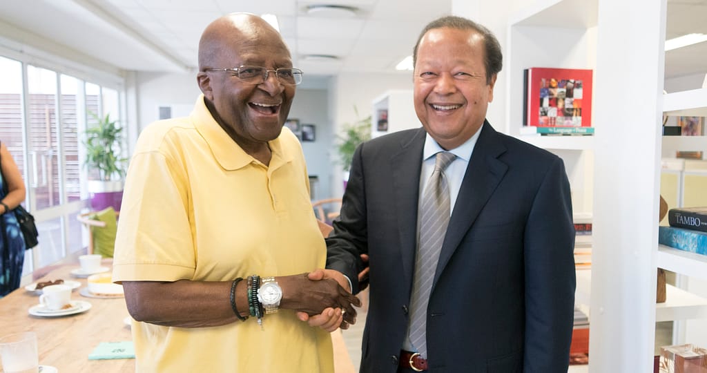 Renowned social activist Desmond Tutu (left) and Prem Rawat recently met in South Africa.