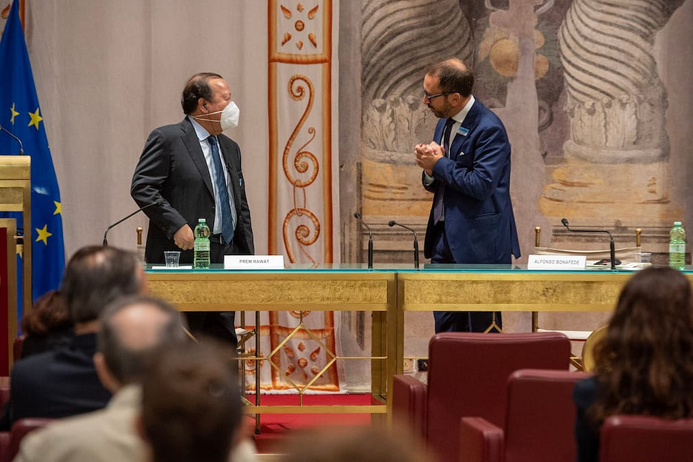Prem Rawat im Gespräch mit italienischen Regierungsbeamten zur Anwendung des Friedens-Bildungs-Programms in Strafvollzugsanstalten