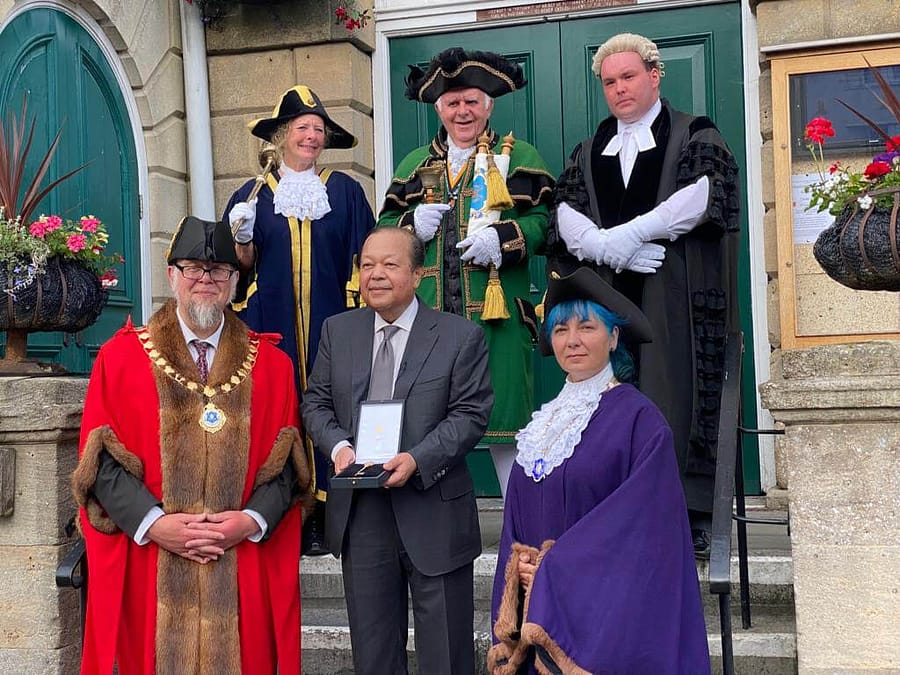 Bürgermeister und Stadtrat von Glastonbury verleihen Prem Rawat den „Schlüssel von Avalon“ für seine Verdienste um die Menschheit