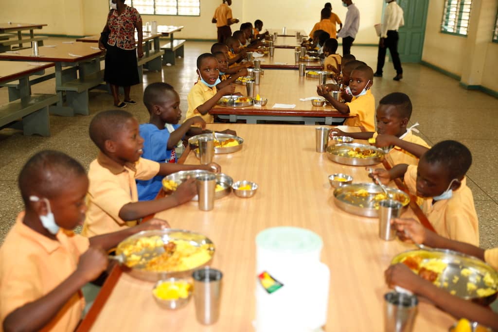 Food for People nimmt den Betrieb wieder auf – diese Kinder genießen ihre Mahlzeiten in Ghana