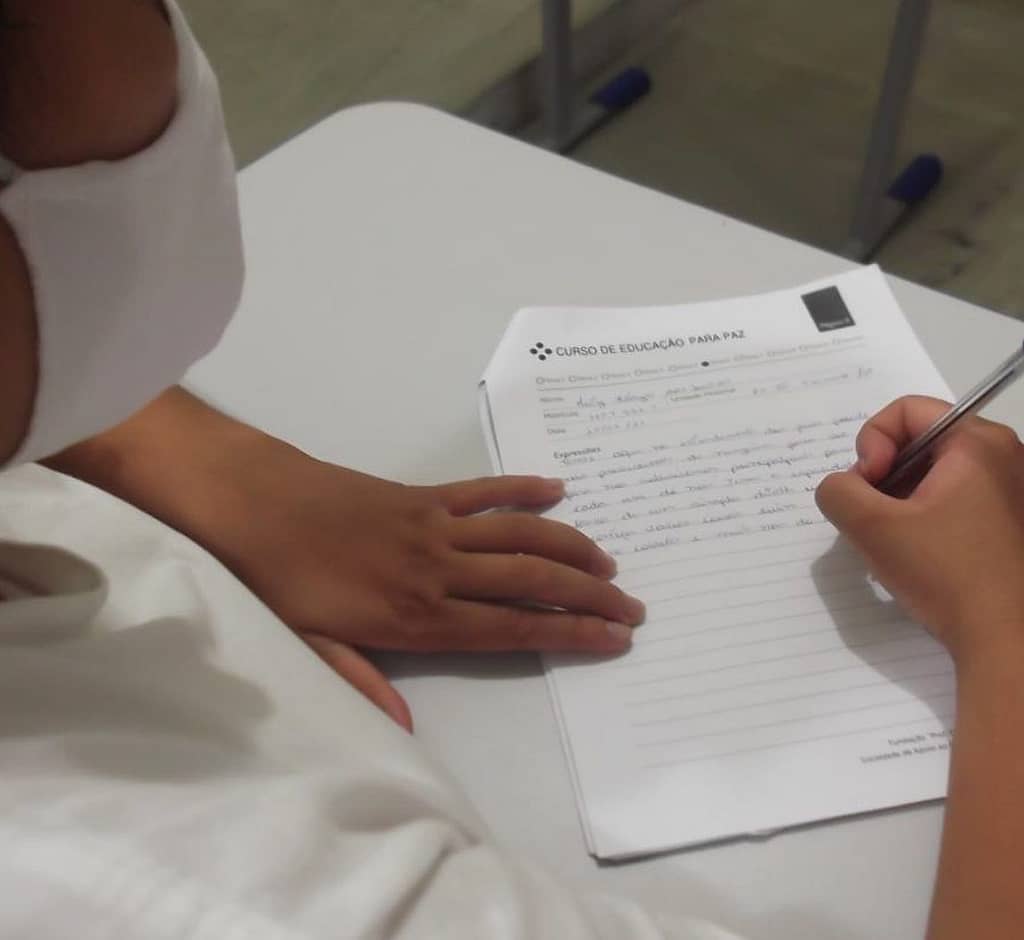 Gefangene in São Paulo, Brasilien, nehmen am Friedens-Bildungs-Programm teil