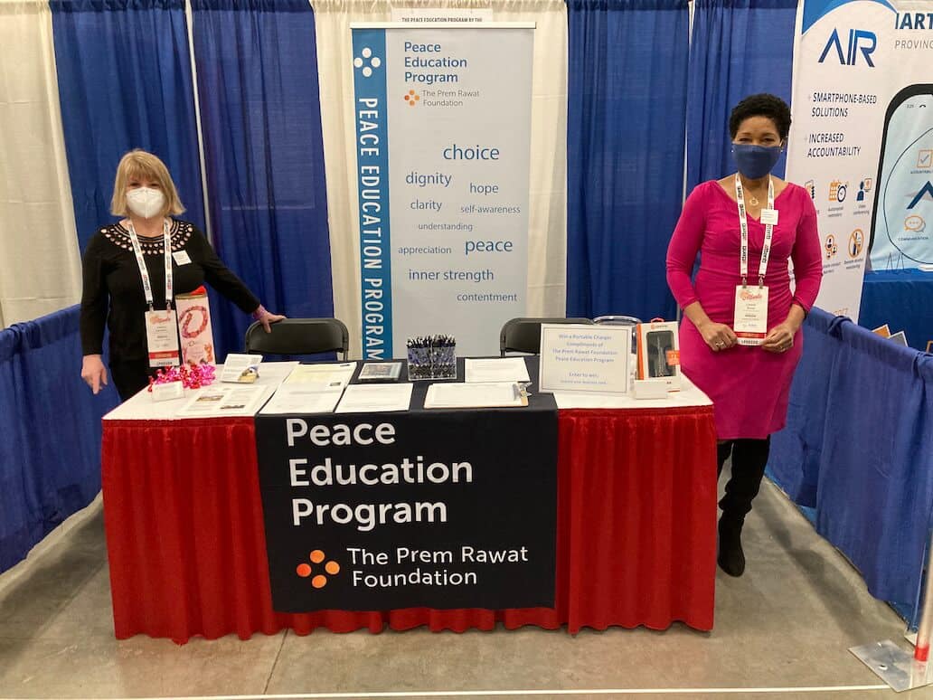 Valérie Hamilton et Léonie Small, du Programme d’éducation pour la paix, au Winter Training Institute de l’APPA.