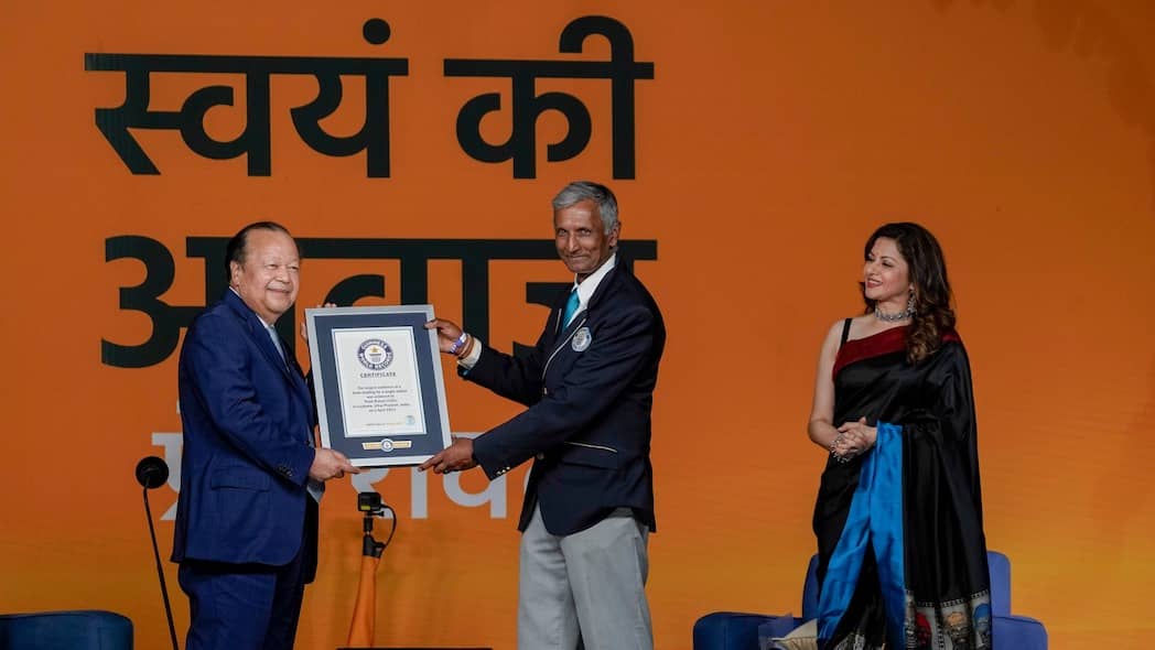 Prem Rawat is congratulated for breaks a world record