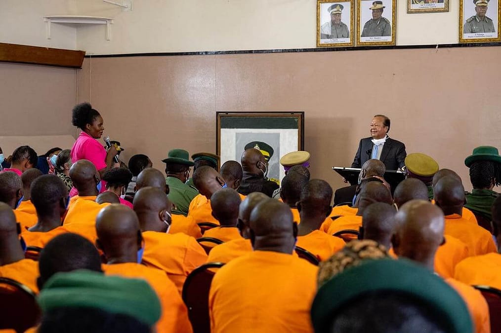 Prem Rawat visita un carcere in Zimbabwe: il Programma di Educazione alla Pace si diffonde