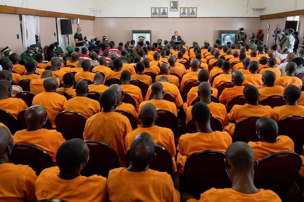 Prem Rawat spricht vor mehreren Hundert inhaftierten Teilnehmern des Friedens-Bildungs-Programms in einem Gefängnis in Simbabwe