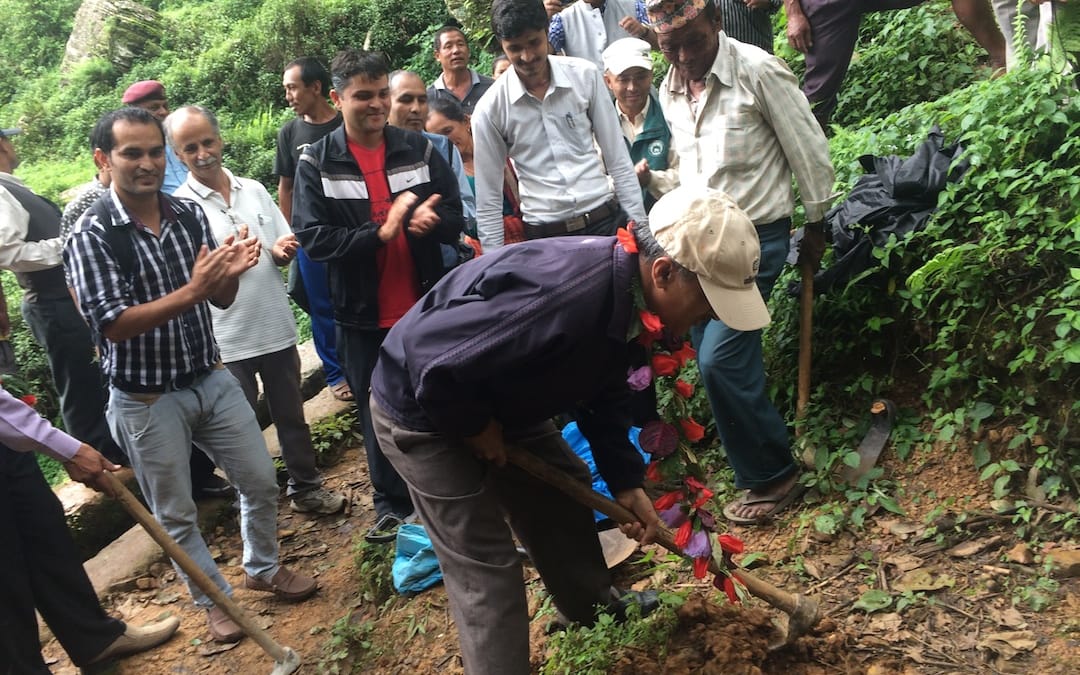 Reconocimiento al FFP en Nepal por su programa de alimentos y la reparación del abastecimiento del agua