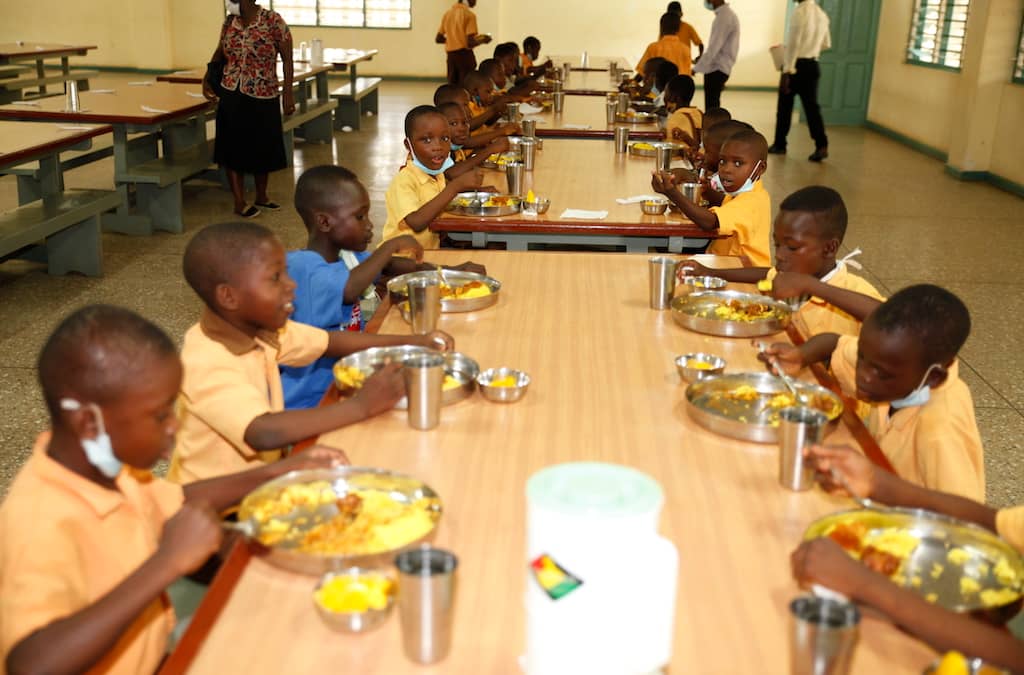 El programa “Alimentos para la gente” reanuda sus actividades y un maestro expresa su agradecimiento.