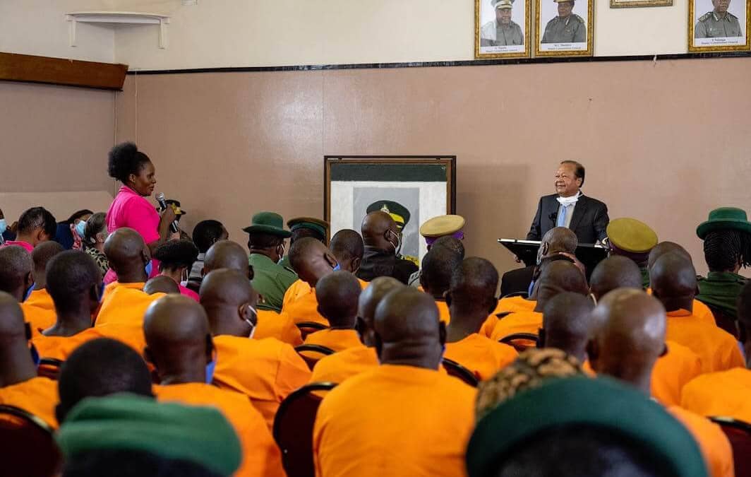 Prem Rawat visita las prisiones de Zimbabue y se amplía el programa de educación para la paz