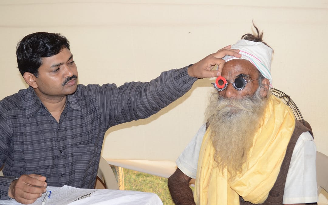 Clínicas gratuitas proporcionan asistencia oftalmológica en la India