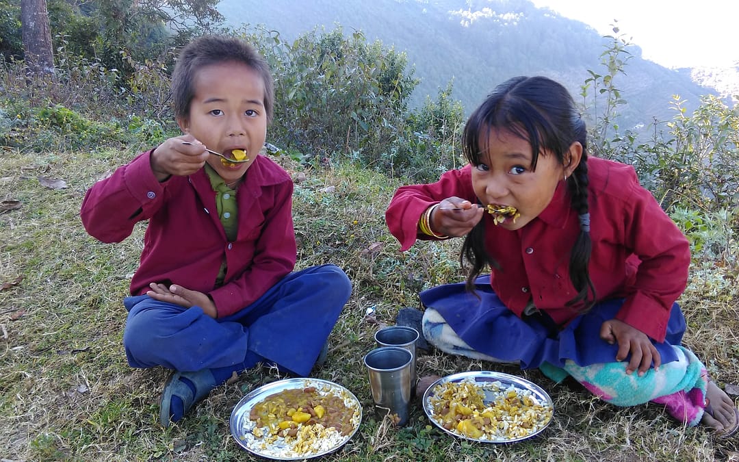 Népal : l’aide alimentaire de TPRF parvient à une école isolée
