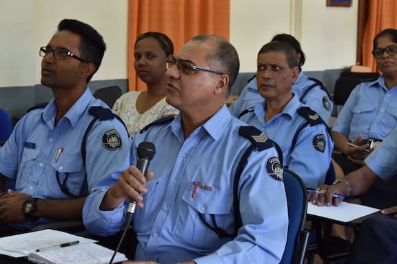Mantener la paz: Agentes de la policía de Mauricio asisten al Programa de Educación para la Paz