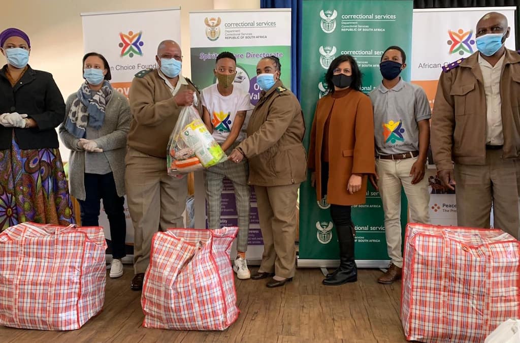 El periódico Benoni City Times informa sobre la Iniciativa de la Fundación Prem Rawat de ofrecer alimentos a personas que están en libertad condicional.