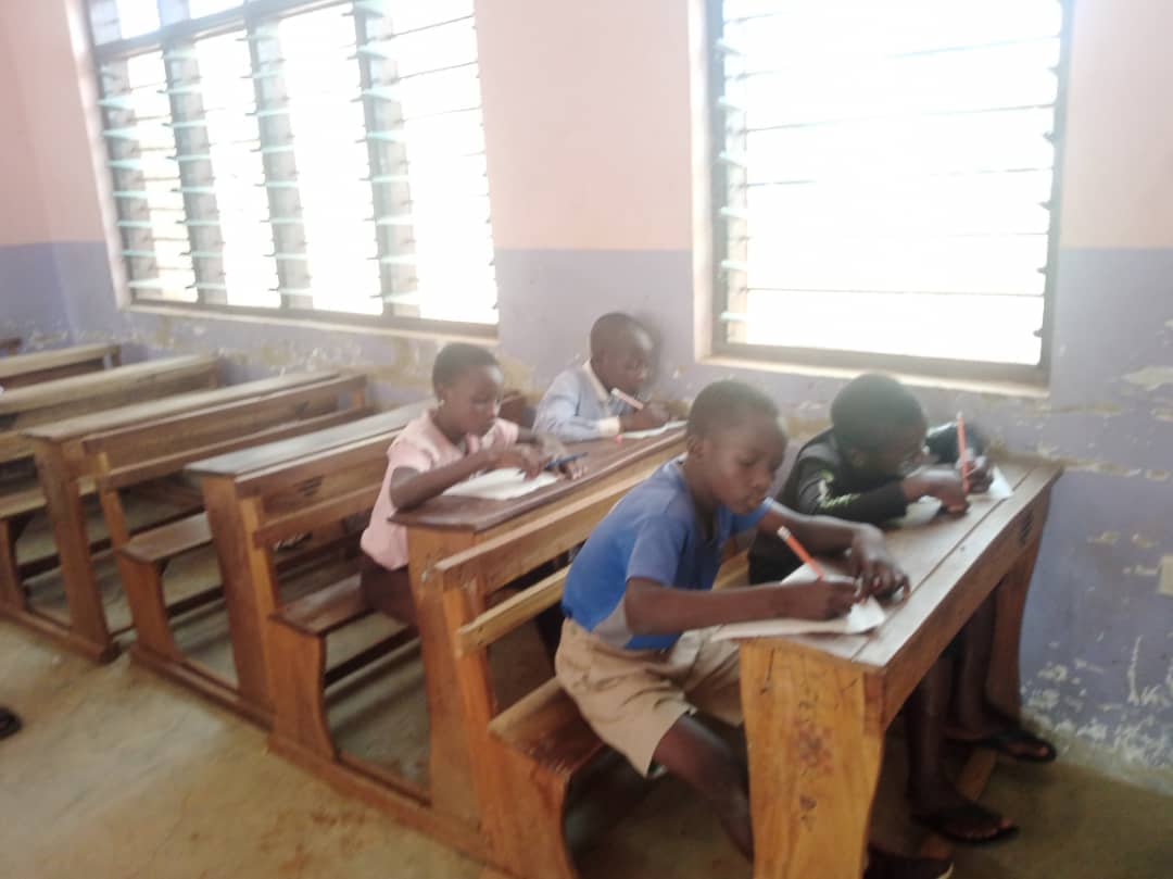 Bolsistas da Fundação Prem Rawat estudam muito em sua sala de aula do ensino fundamental em Otinibi, Gana
