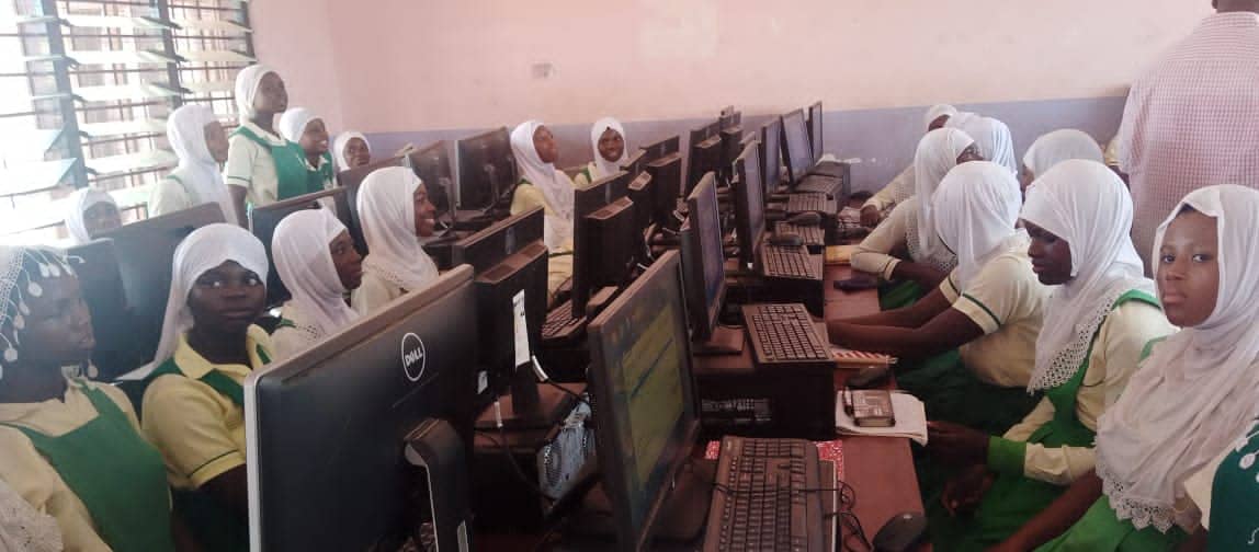 Alunas usando hijabs na Escola Aisha Bintu Khalifa, em Gana, participam de uma aula no novo laboratório de informática possibilitado pela Fundação Prem Rawat