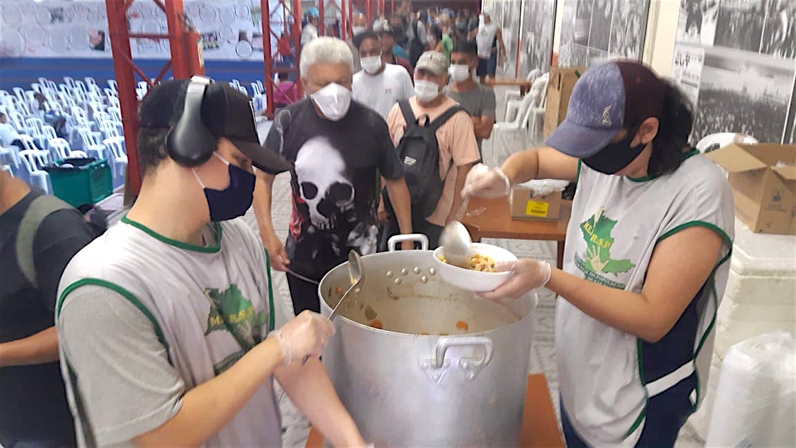 Die Prem Rawat Foundation unterstützt die Ausgabe von 1.500 bis 2.000 täglichen Mahlzeiten und eine Berufsausbildung für Geflüchtete und Bedürftige in Brasilien.