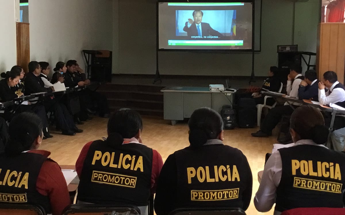 Des policiers participent aux ateliers à Cusco, au Pérou