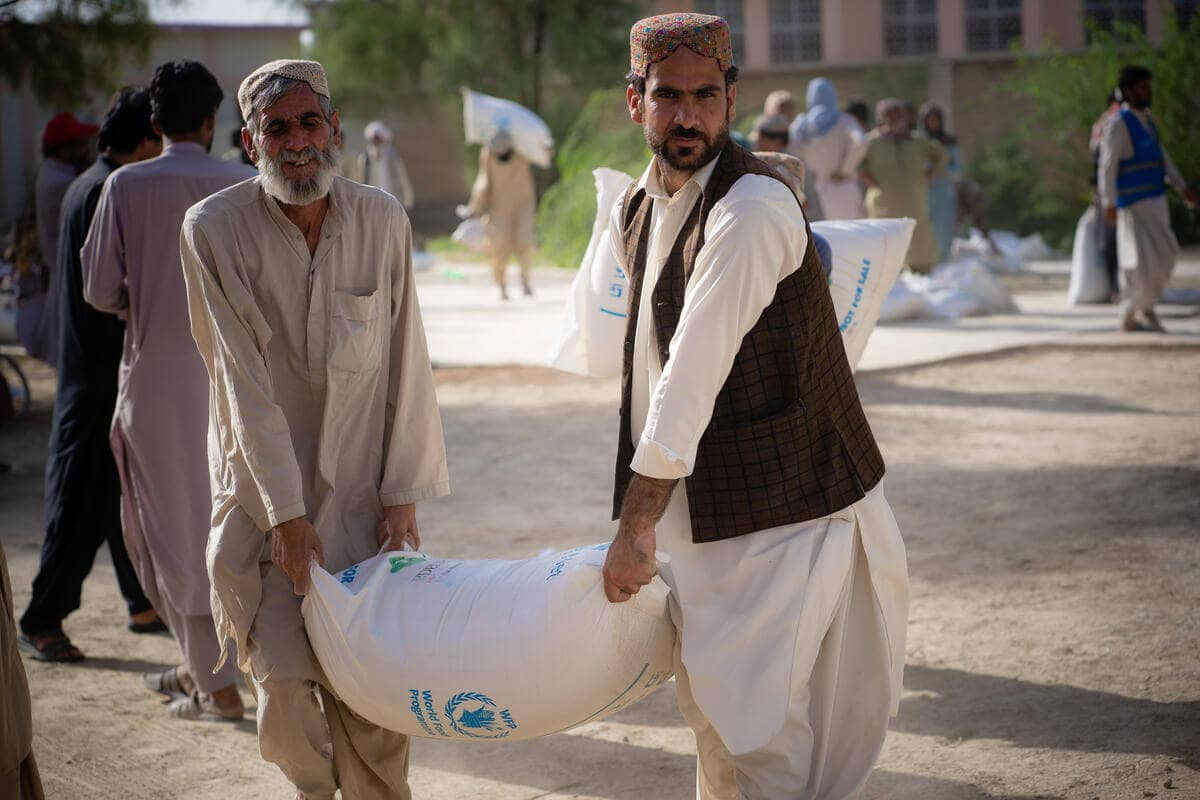 People bring food to Pakistan flood victims