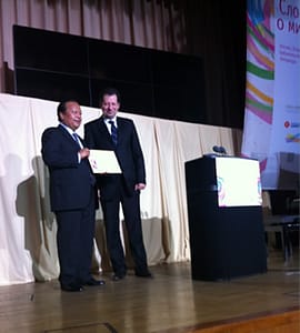 Prem Rawat receives an award at his first speaking event inside Russia. at Synergi University