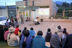 Projection d’une vidéo dans un village