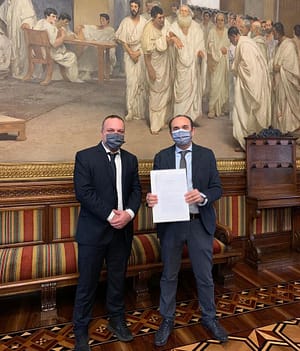Senator Arnaldo Lomuti und Piero Scutari halten die Absichtserklärung zur Einführung des Friedenserziehungsprogramms in italienischen Justizvollzugsanstalten