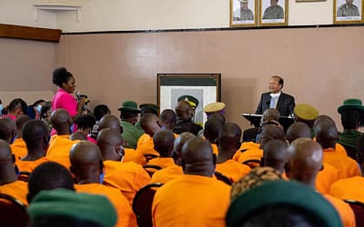 Prem Rawat visite une prison au Zimbabwe. Le Programme d’éducation pour la paix va bientôt s’étendre à tout le système pénitentiaire
