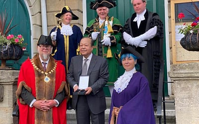 Le maire et le conseil municipal de Glastonbury décernent la Clé d’Avalon à Prem Rawat pour son engagement philanthropique