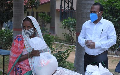Inde : distribution de nourriture à des personnes handicapées