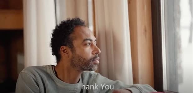 Un'immagine del video di Peace Partners dice "grazie"