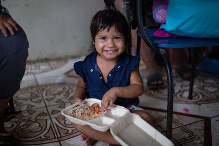 La Fondazione Prem Rawat collabora con WCK per dar da mangiare alle vittime degli uragani Iota ed Eta, come questa bambina