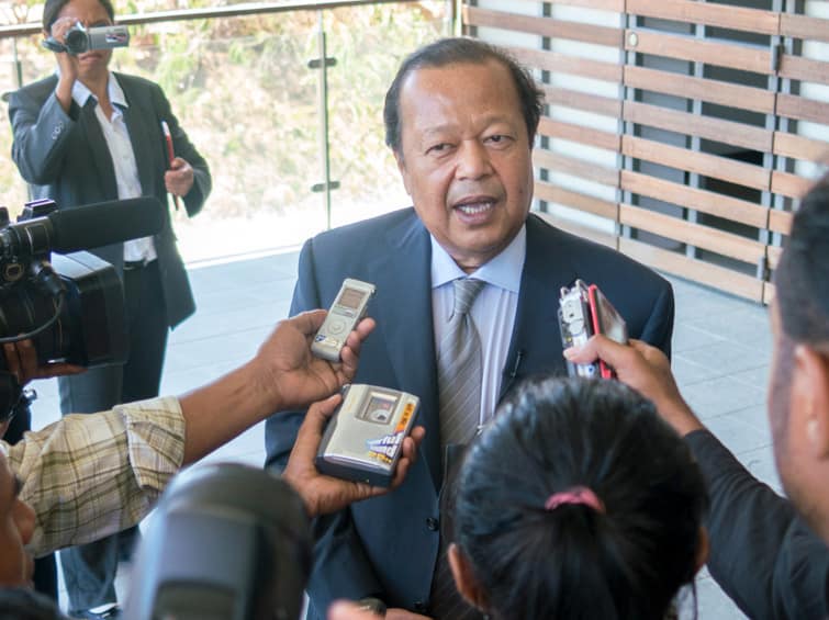 Prem Rawat answers questions from the press