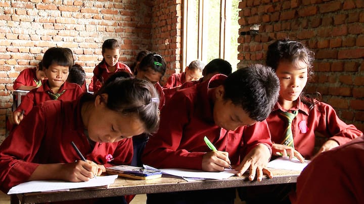 In Nepal il Programma alimentare aiuta gli studenti a prendere il diploma
