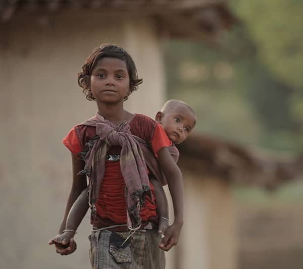 Bantoli, Índia, crianças caminham em busca de alimentos - People Program Facility Bantoli, Índia