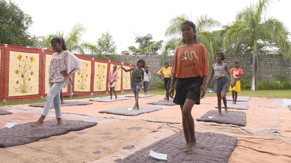 Food for People in India ha offerto lezioni di educazione fisica