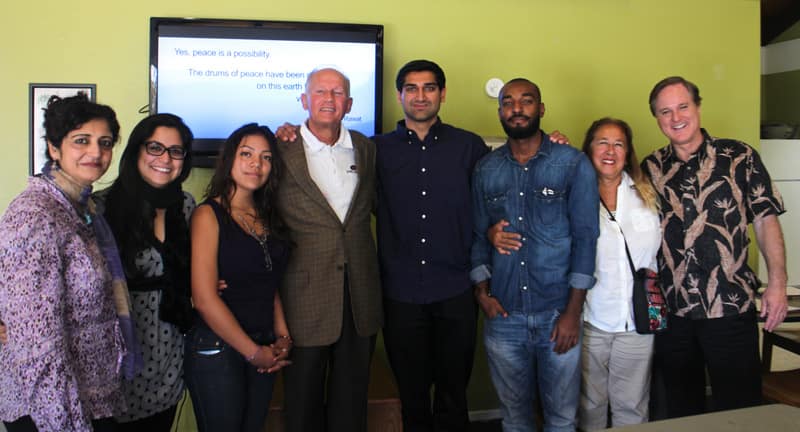 Victor Kamont (au centre) avec les membres du “Club pour la Paix” du CSUN