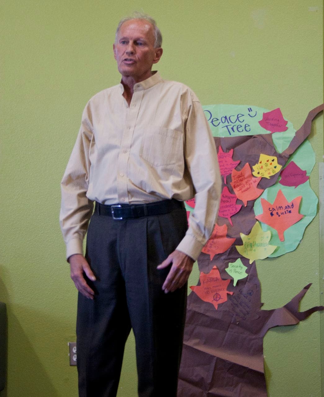 Victor Kamont devant l’Arbre de la paix