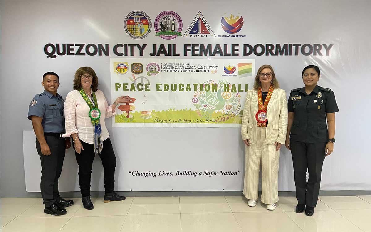 Los participantes en el Programa de Educación para la Paz ven vídeos destacados